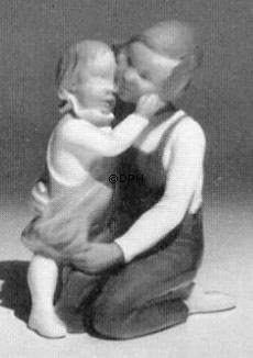 Pige og baby, Bing & Grøndahl figur nr. 2250