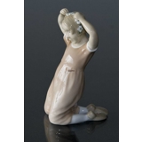 Pige som fletter sit hår, Bing & Grøndahl figur nr. 2257