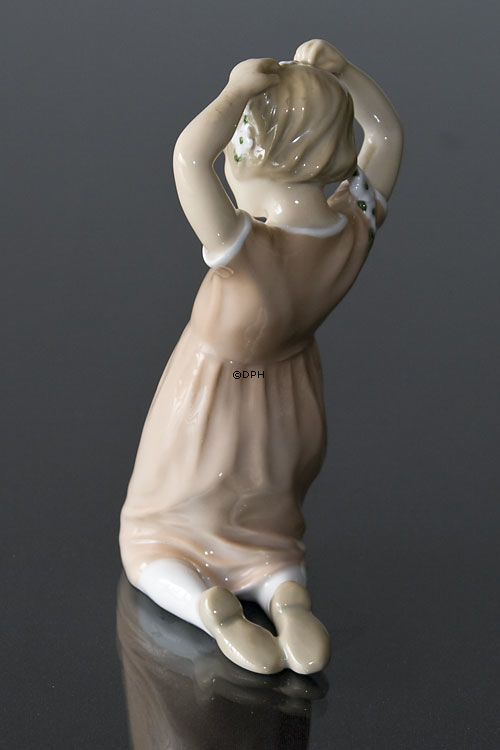 Pige som fletter sit hår, Bing & Grøndahl figur nr. 2257