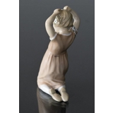 Pige som fletter sit hår, Bing & Grøndahl figur nr. 2257