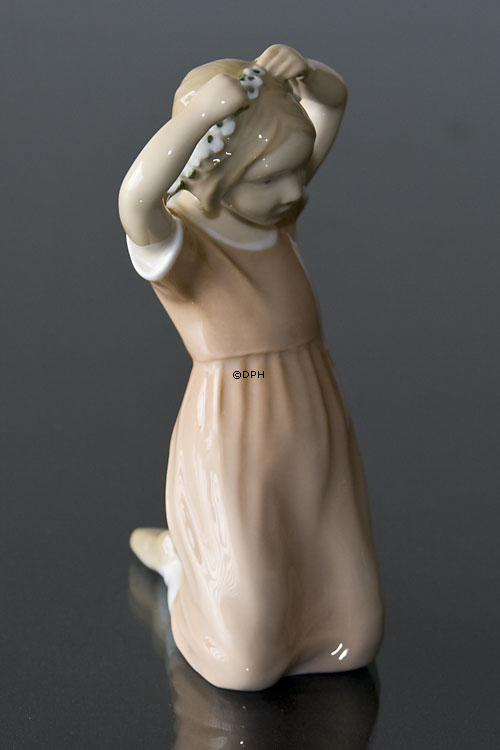 Pige som fletter sit hår, Bing & Grøndahl figur nr. 2257