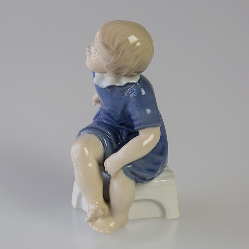 Pige på skammel, Bing & Grøndahl figur nr. 2258