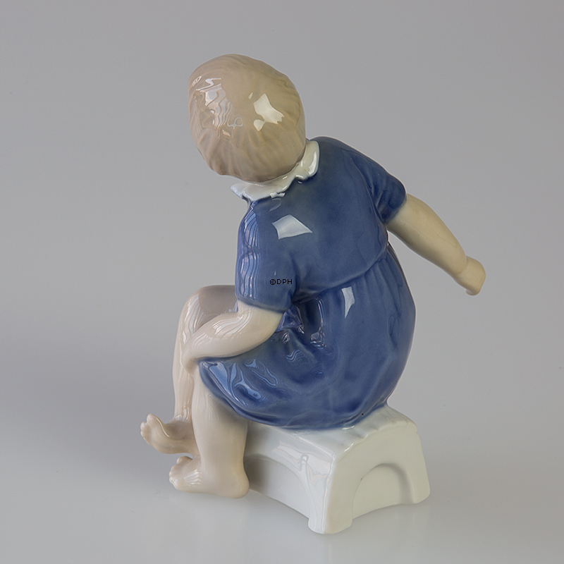 Pige på skammel, Bing & Grøndahl figur nr. 2258