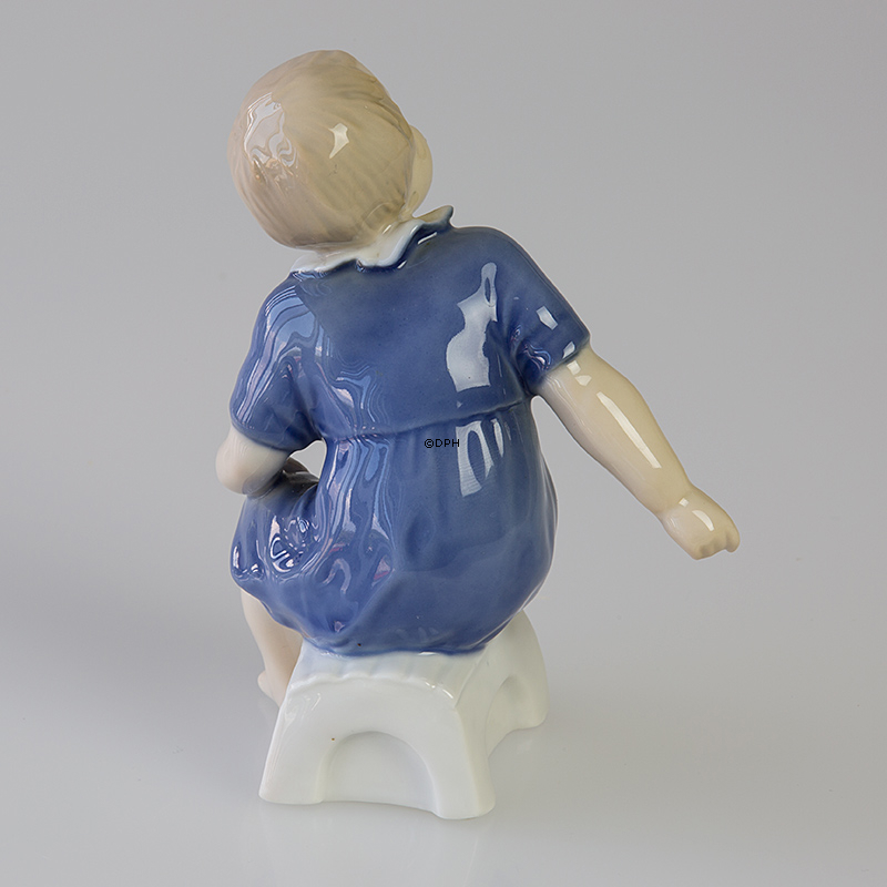 Pige på skammel, Bing & Grøndahl figur nr. 2258