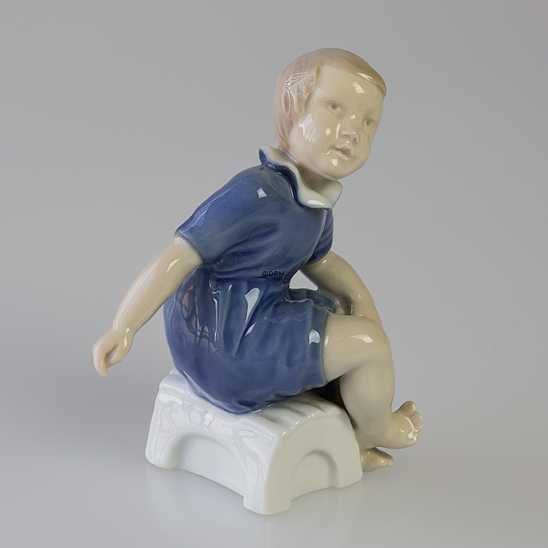 Pige på skammel, Bing & Grøndahl figur nr. 2258