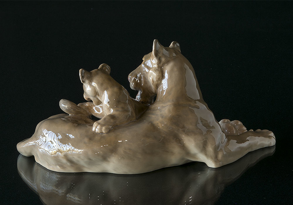 Løvinde med unge, Bing & Grøndahl figur nr. 2268