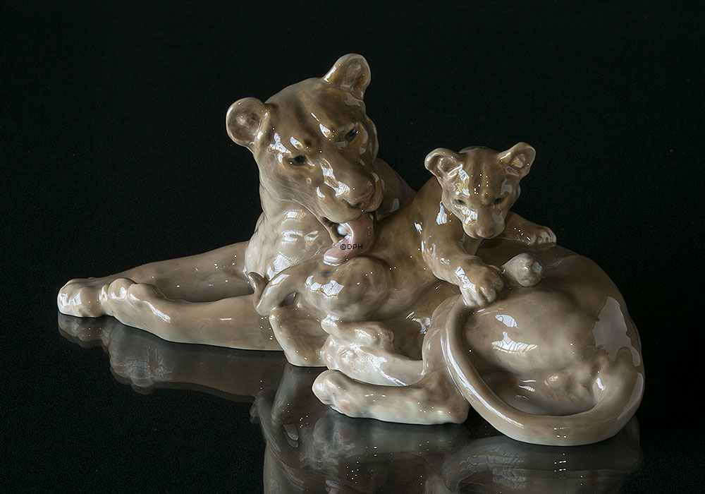 Løvinde med unge, Bing & Grøndahl figur nr. 2268