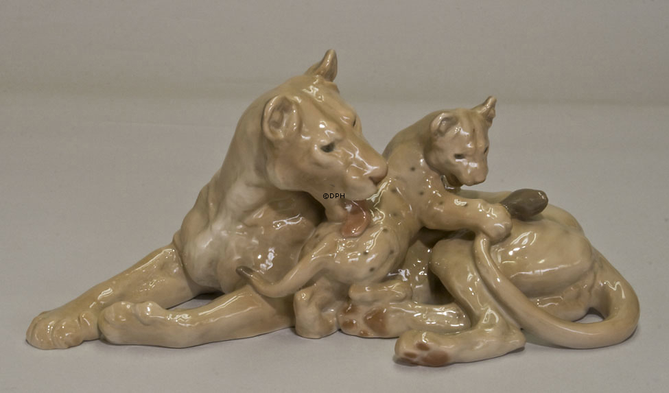 Løvinde med unge, Bing & Grøndahl figur nr. 2268