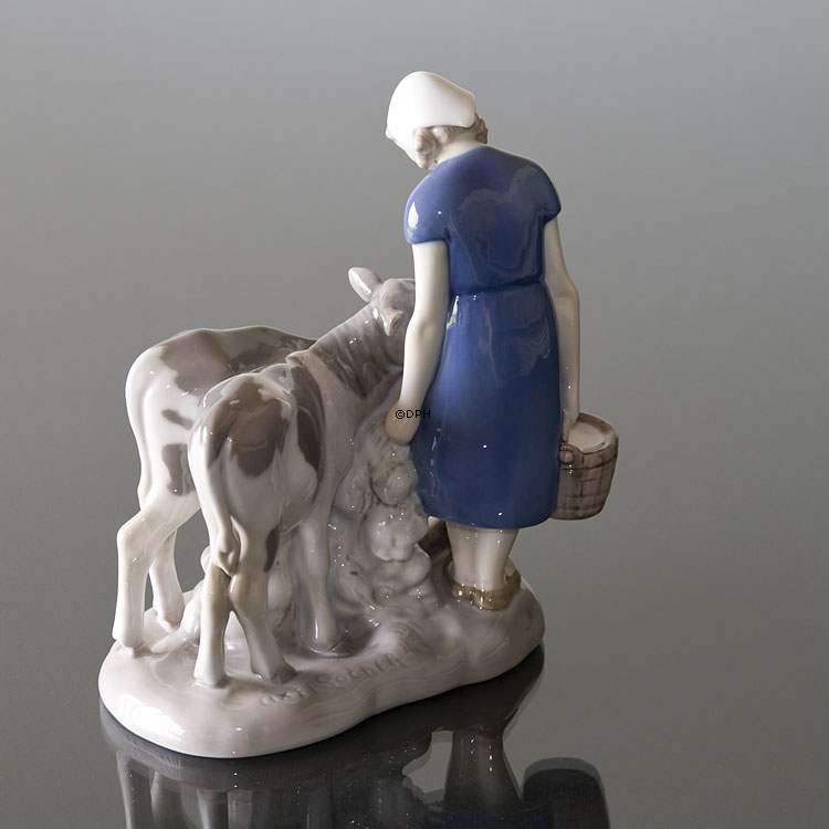 Pige med Kalve, Bing & Grøndahl figur nr. 2270
