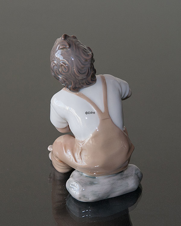 Hjælp mig, mor, Siddende dreng med en sko på - med brune bukser, Bing & Grøndahl figur nr. 2275