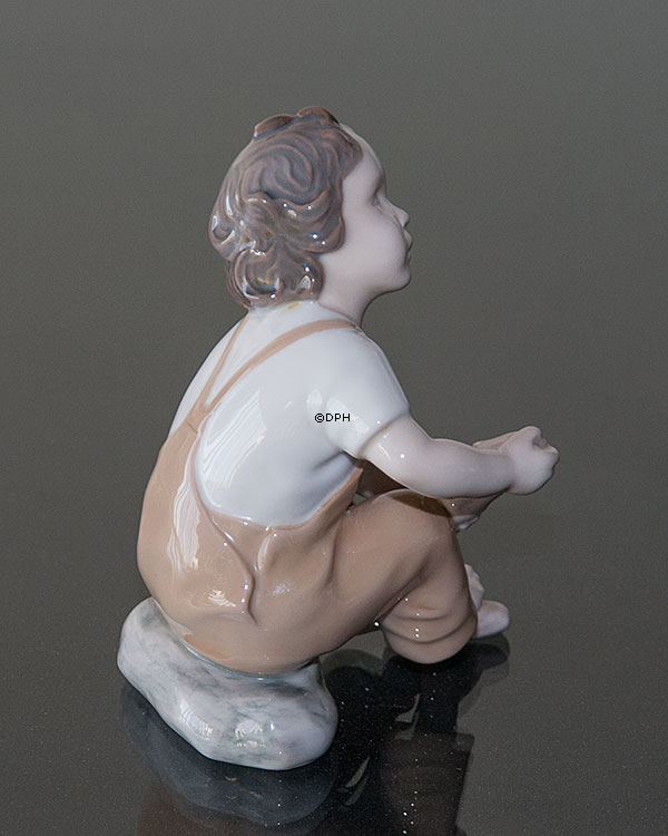 Hjælp mig, mor, Siddende dreng med en sko på - med brune bukser, Bing & Grøndahl figur nr. 2275