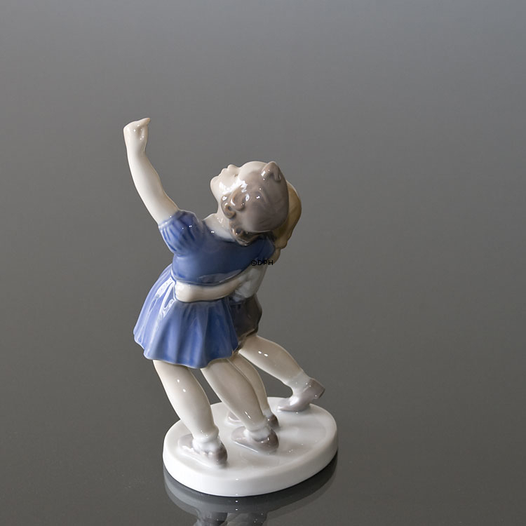 Kast bolden ned, stående børn som ser op, Bing & Grøndahl figur Nr. 2278