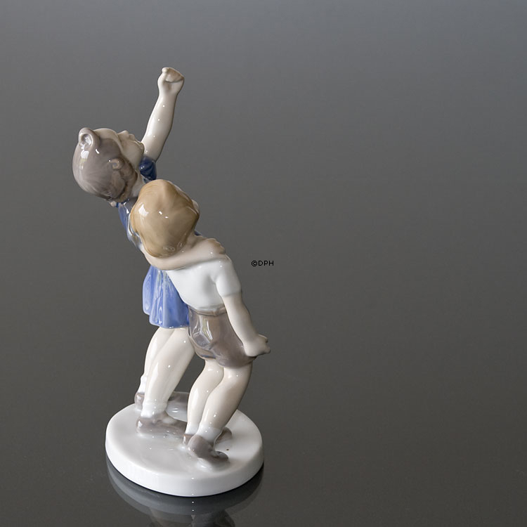 Kast bolden ned, stående børn som ser op, Bing & Grøndahl figur Nr. 2278