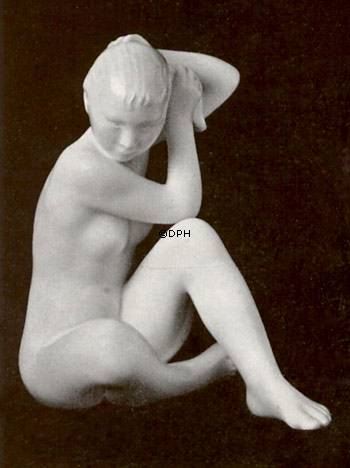 Siddende pige, Bing & Grøndahl figur nr. 2280