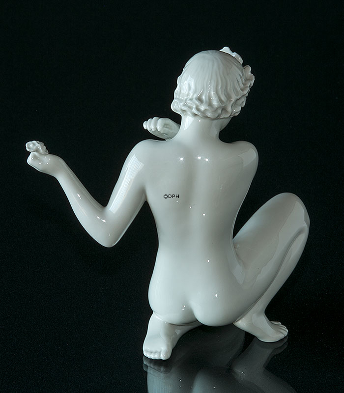 Knælende nøgen pige, Bing & Grøndahl figur nr. 2283