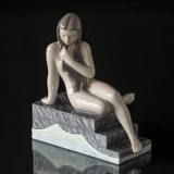 Nacktes Mädchen auf der Treppe, Bing & Gröndahl Figur Nr. 2302