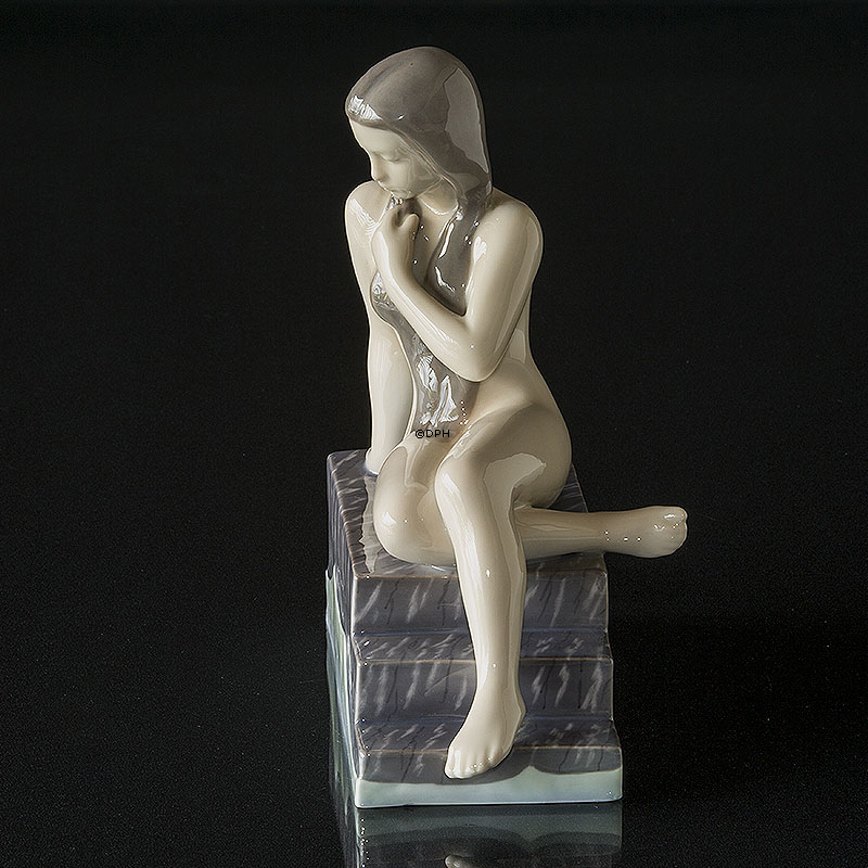 Pige på trappe, Bing & Grøndahl figur nr. 2302