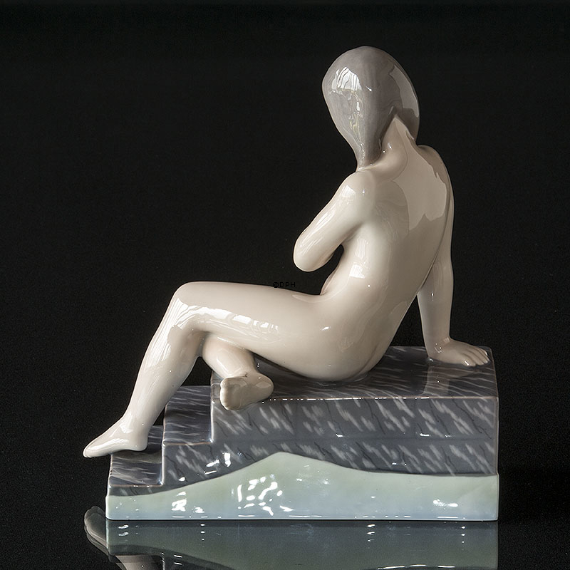 Pige på trappe, Bing & Grøndahl figur nr. 2302