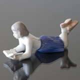 Merete, Mädchen liegt und liest ihr Buch, Bing & Gröndahl Figur Nr. 2304