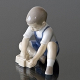 Der kleine Baumeister, Junge macht eine Sandburg, Bing & Gröndahl Figur Nr. 2306