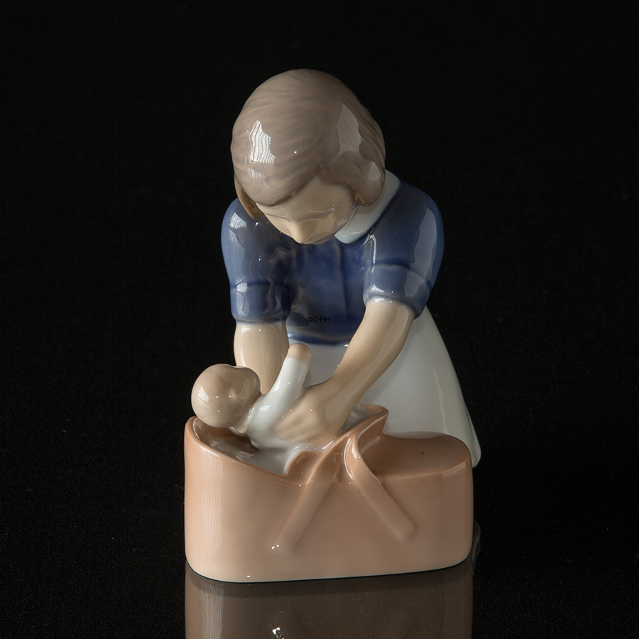 Pige med dukke, Bing & Grøndahl figur nr. 2307