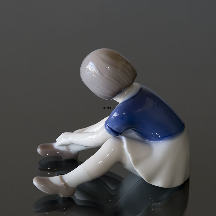 Pige knapper sko, Bing & Grøndahl figur nr. 2317