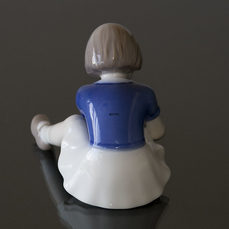 Pige knapper sko, Bing & Grøndahl figur nr. 2317