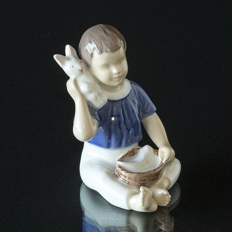 Før sengetid, Barn med bamse, Bing & Grøndahl figur nr. 2309