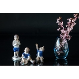 Up to mommy, girl lifting arms for her mom, Bing & Grondahl figurine no. 478 or 2324