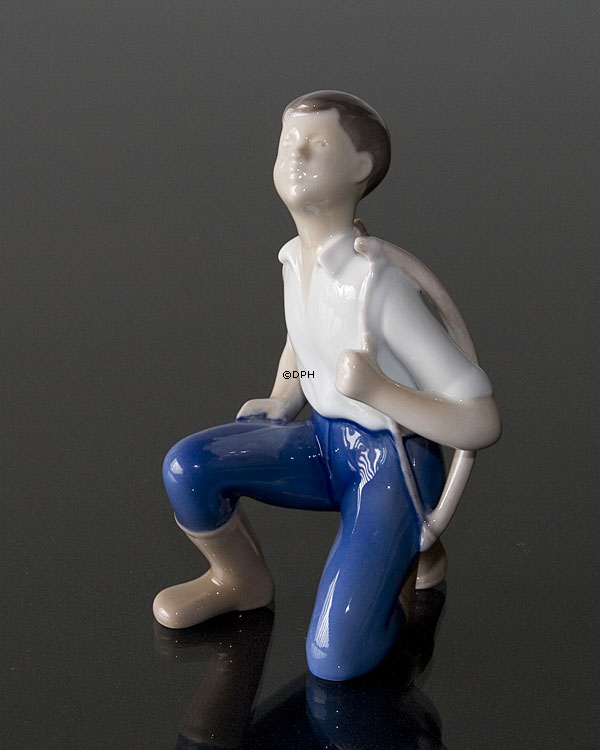 Dreng med bue og pil, Bing & Grøndahl figur nr. 2327