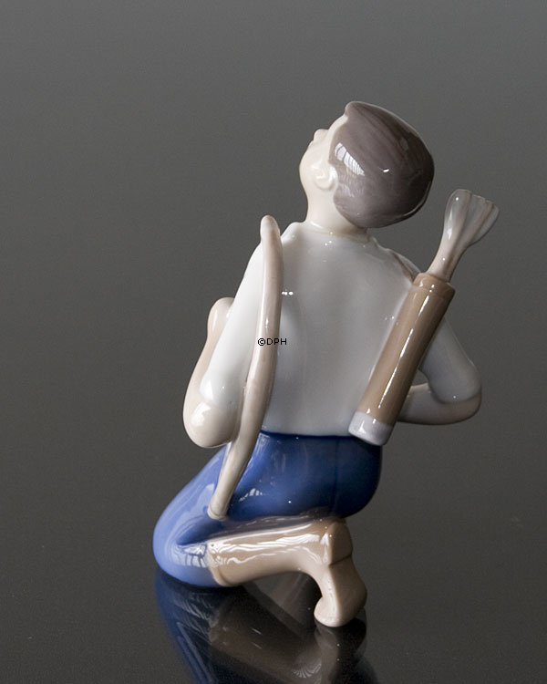 Dreng med bue og pil, Bing & Grøndahl figur nr. 2327
