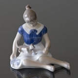 Birgitte, Siddende pige med kat, Bing & Grøndahl figur nr. 479 eller 2329