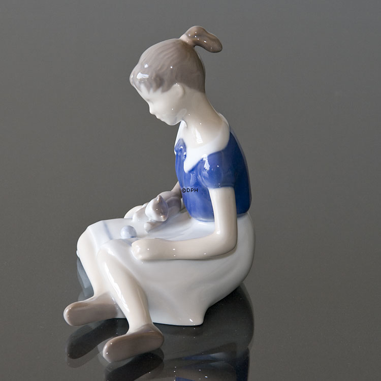 Birgitte, Siddende pige med kat, Bing & Grøndahl figur nr. 479 eller 2329