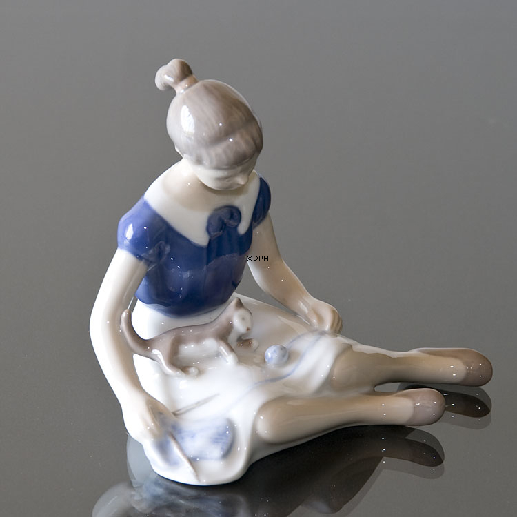 Birgitte, Siddende pige med kat, Bing & Grøndahl figur nr. 479 eller 2329