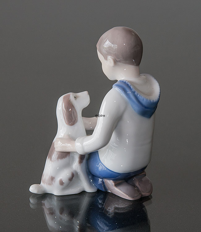 Dreng med hund, Bing & Grøndahl figur nr. 2334