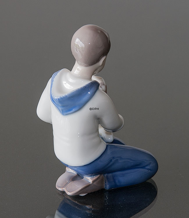 Dreng med hund, Bing & Grøndahl figur nr. 2334