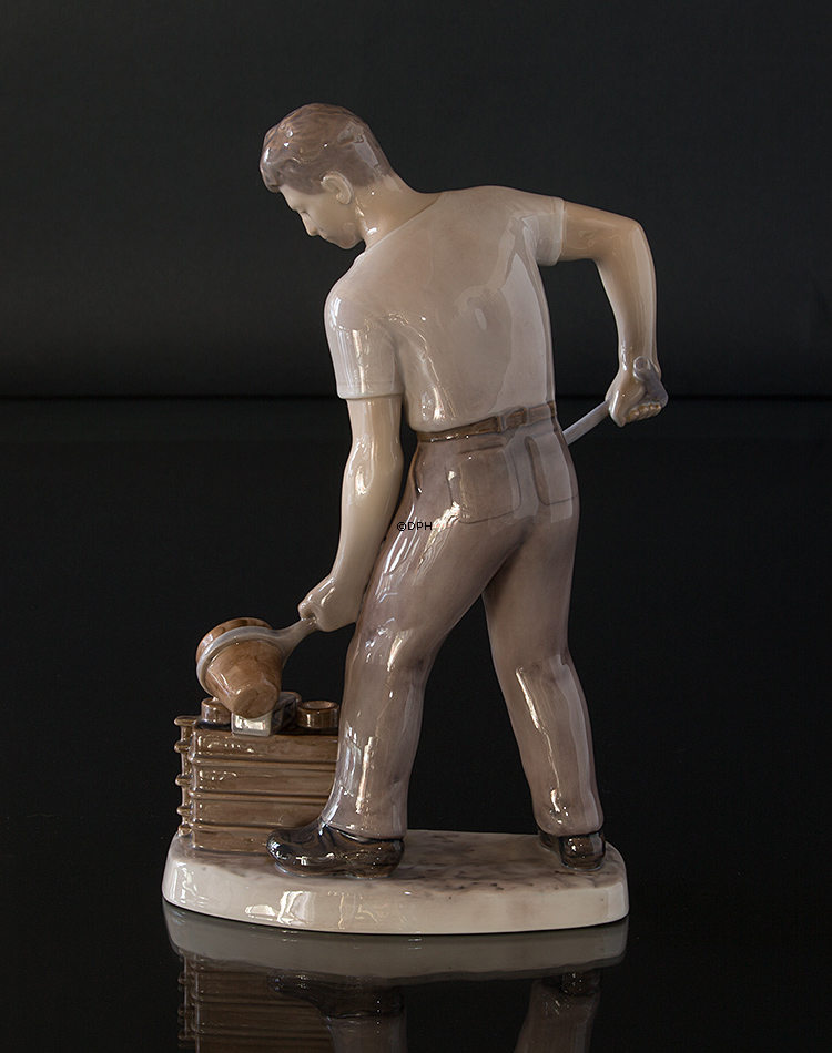 Jernstøber, Bing & Grøndahl figur nr. 2335