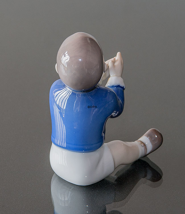 Siddende dreng, Bing & Grøndahl figur nr. 2337