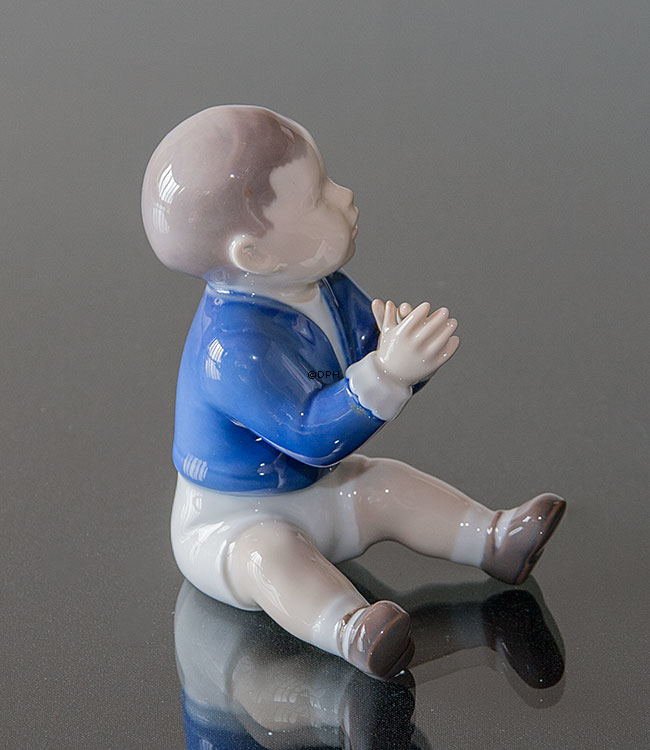 Siddende dreng, Bing & Grøndahl figur nr. 2337