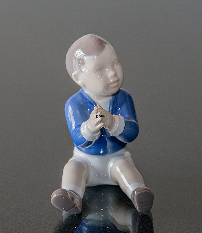 Siddende dreng, Bing & Grøndahl figur nr. 2337