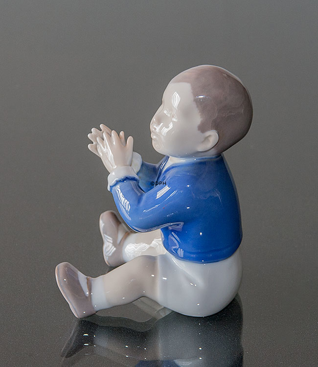 Siddende dreng, Bing & Grøndahl figur nr. 2337