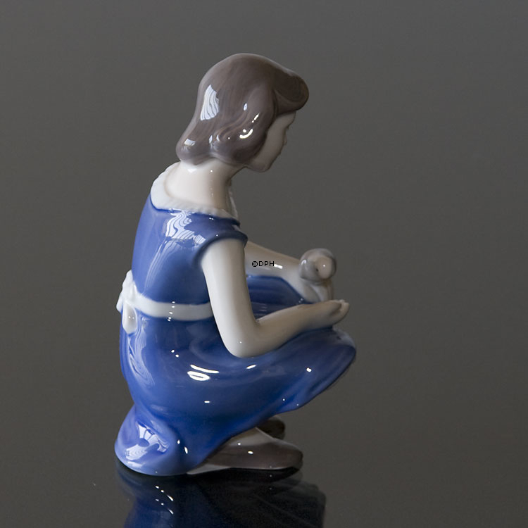 Pige med due, Bing & Grøndahl figur nr. 2340