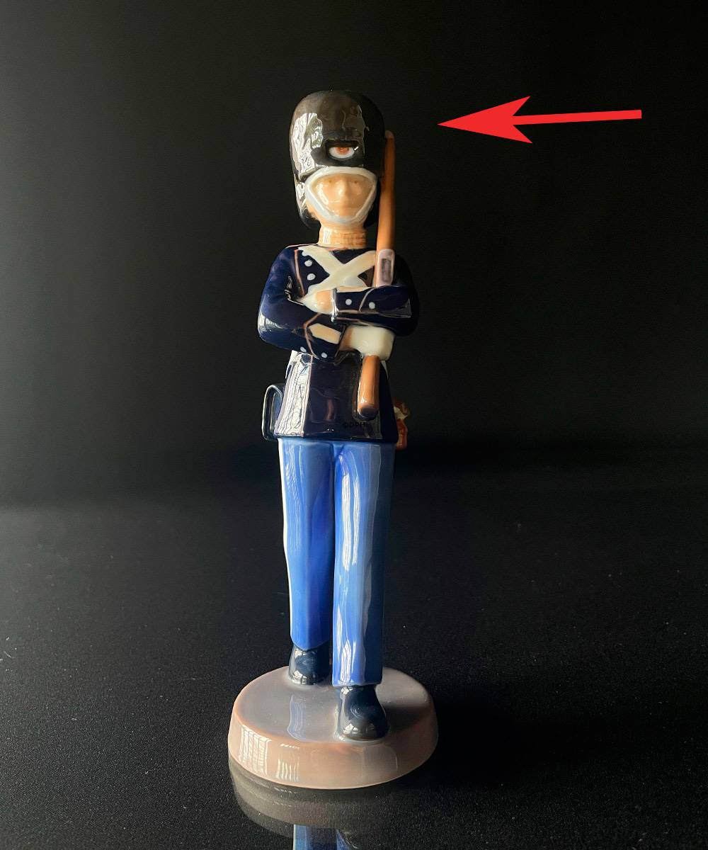 Garder, Bing & Grøndahl figur nr. 2342 - (Bemærk med Fejl - Se billeder med røde pile mv.)