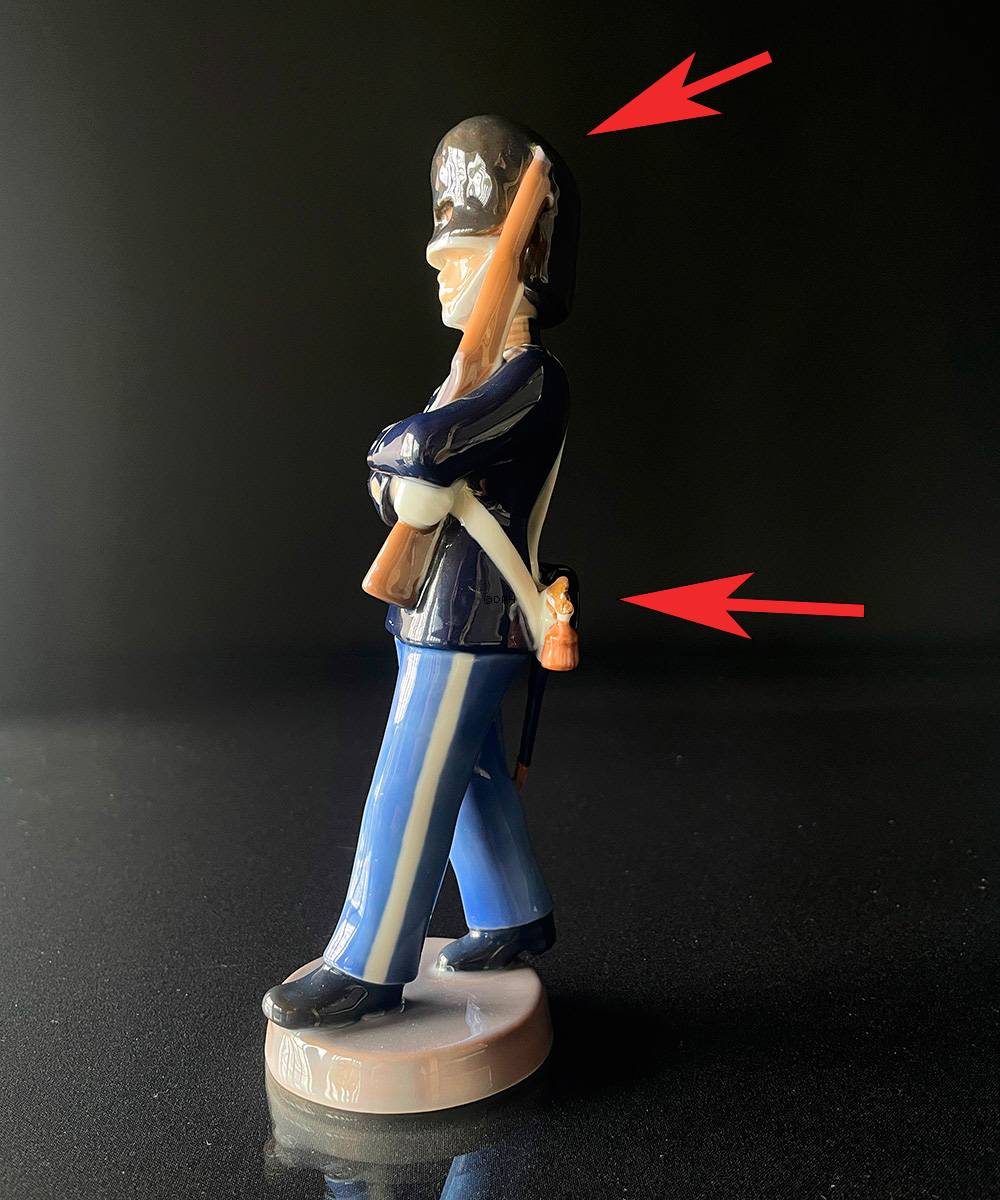 Garder, Bing & Grøndahl figur nr. 2342 - (Bemærk med Fejl - Se billeder med røde pile mv.)