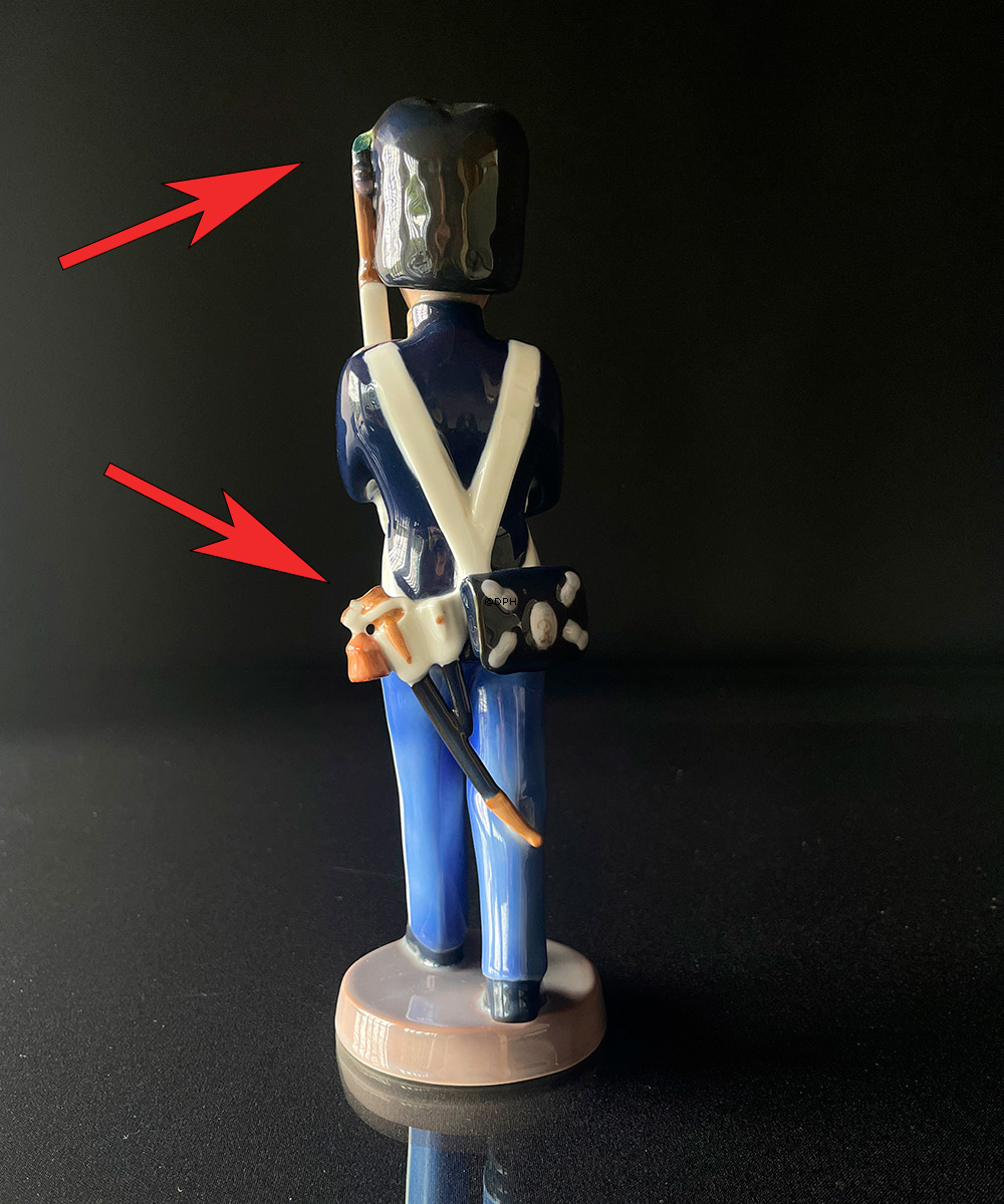 Garder, Bing & Grøndahl figur nr. 2342 - (Bemærk med Fejl - Se billeder med røde pile mv.)