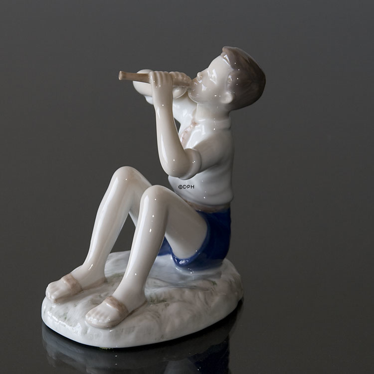 Siddende dreng der spiller fløjte, Bing & Grøndahl figur nr. 2344