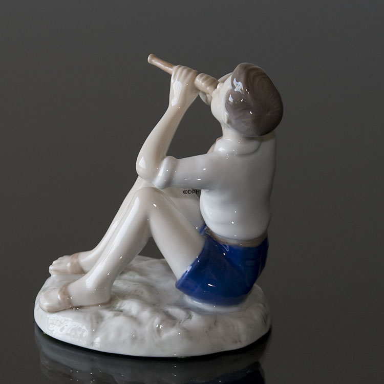Siddende dreng der spiller fløjte, Bing & Grøndahl figur nr. 2344