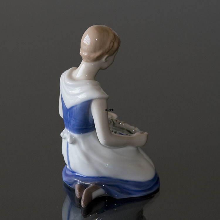 Pige med blomsterkrans, Bing & Grøndahl figur nr. 2345