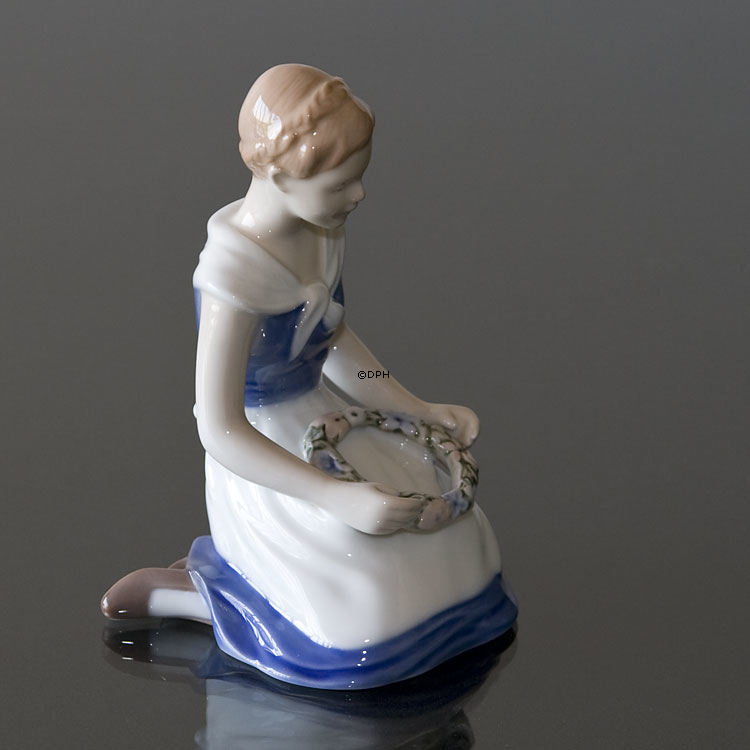 Pige med blomsterkrans, Bing & Grøndahl figur nr. 2345