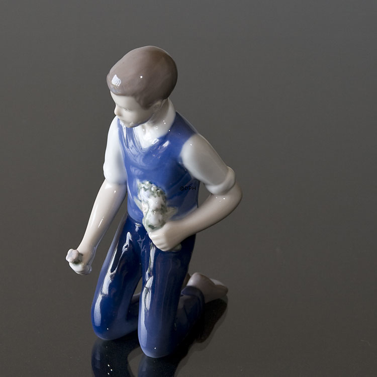 Dreng med blomster, Bing & Grøndahl figur nr. 2346